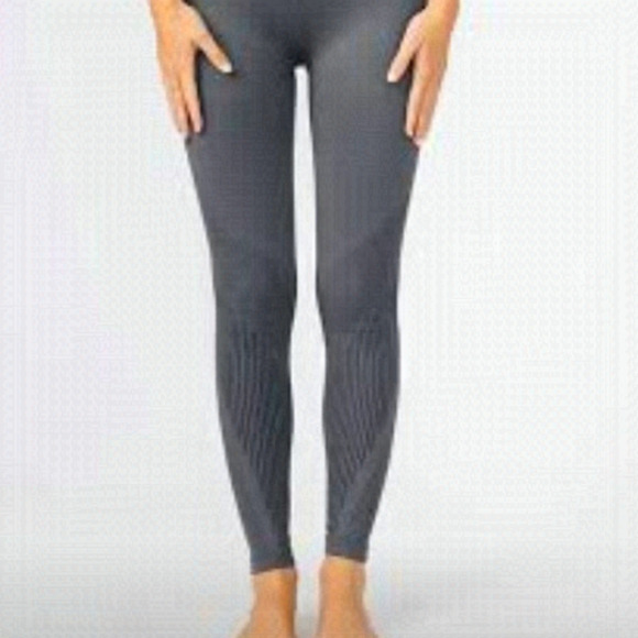 𝅺nwot Zyia Gray Grid Performance - Size L - Warmer Leggings - Picture 1 of 7